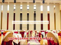 دیوار جداکننده متحرک با روکش چوبی برای دفتر