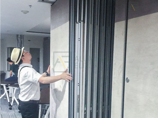 قیمت خوب دیوارهای متحرک تجاری با ضخامت 68mm-105mm 304 رول های فولاد ضد زنگ و عایق صوتی 56dB آنلاین